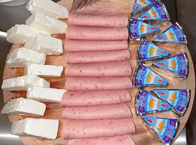 Sr99 فندق تيرانا